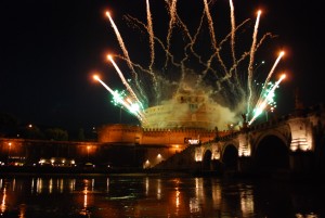 Feuerwerk an Silvester ist auch in Rom nicht wegzudenken. Die Engelsburg erstrahlt im hellen Licht.