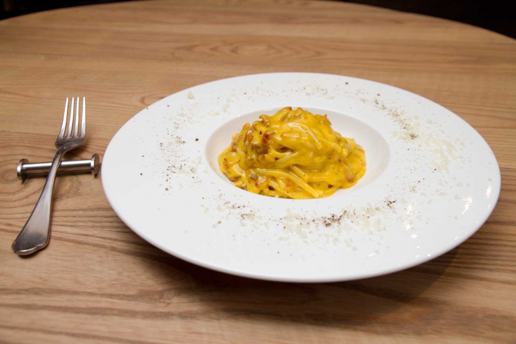 Spaghetti alla Carbonara fix fertig angerichtet auf dem Teller