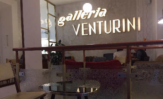 Gatsby Cafè – Lichtinstallation mit Schriftzug von Venturini, dem alten Hutgeschäft