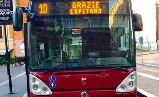 Bus Nr. 10 mit seiner besonderen Leuchtschrift – Grazie Capitano