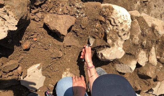 Archaeologischer Fund – Kopf von Dionysos kurz vor der Freilegung